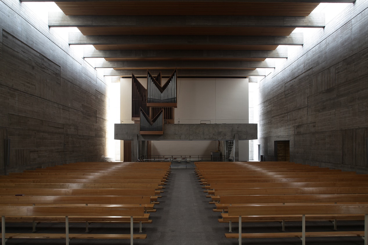 Berlin-Plötzensee | Maria Regina Martyrum | Oberkirche zur Orgel | Foto: Alfred Englert