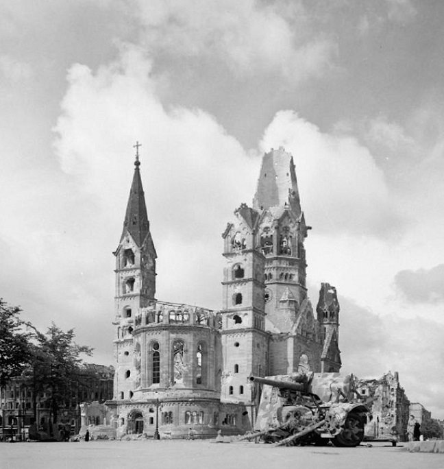 Berlin | Kaiser-Wilhelm-Gedächtnis-Kirche | Ruine im Juli 1945 | Foto: No 5 Army Film & Photographic Unit, Imperial War Museum, UK, gemeinfrei