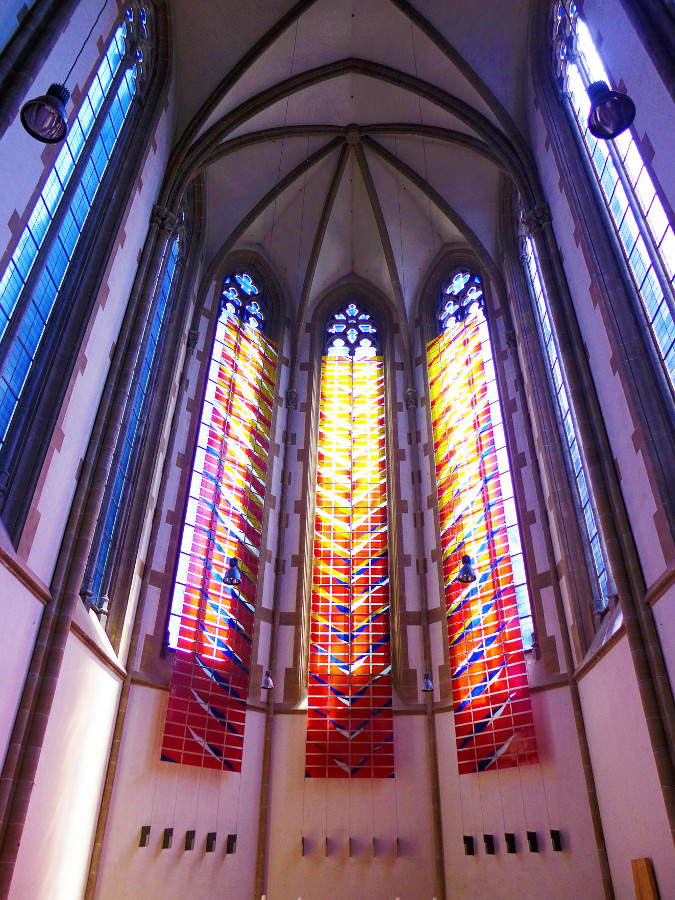 München | St. Paul | Altarraum mit Glasgestaltung von Jochem Poensgen | Foto: Oktobersonne, CC BY SA 4.0